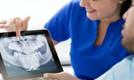 patient looking at digital x-ray | general dentist las vegas